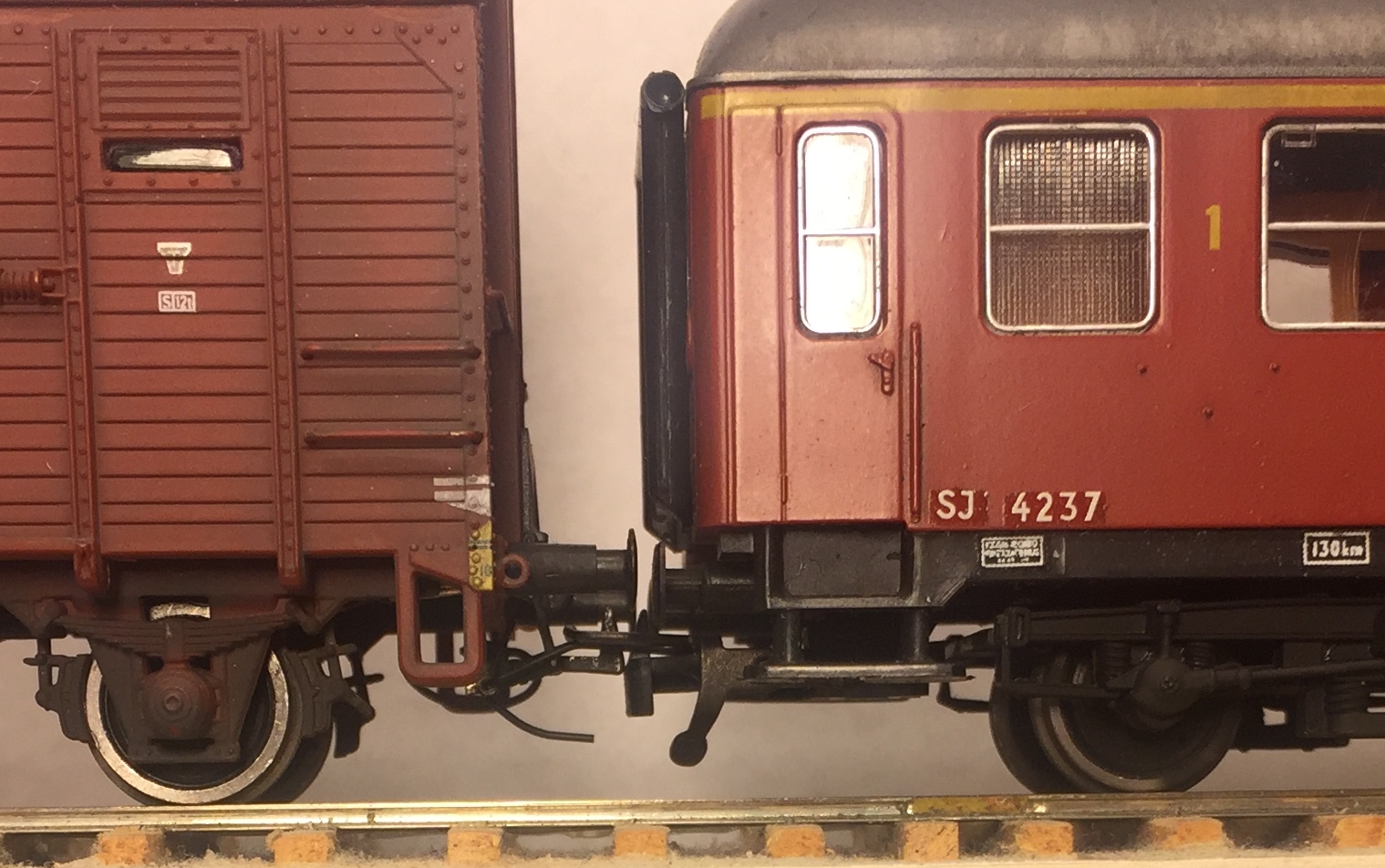 Ett OBK kopplat med ett koppel av Märklintyp (i detta fall ett Fleischmann 6511). Notera spalten mellan buffertarna och att OBK nuddar Märklinkopplet.