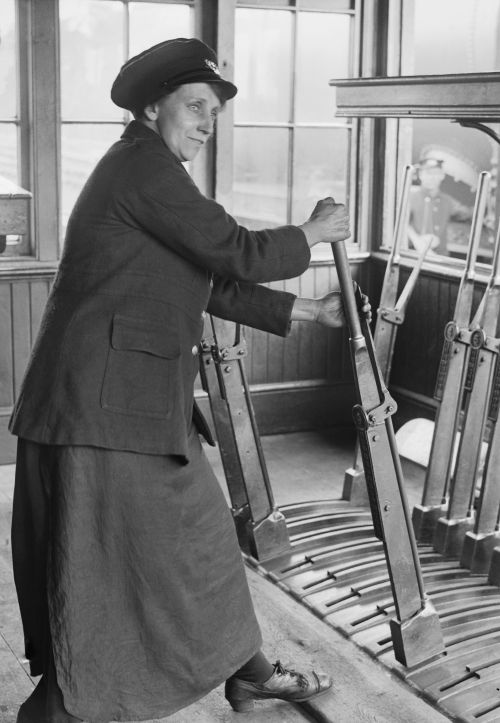Signalwoman Birmingham 1918.jpg